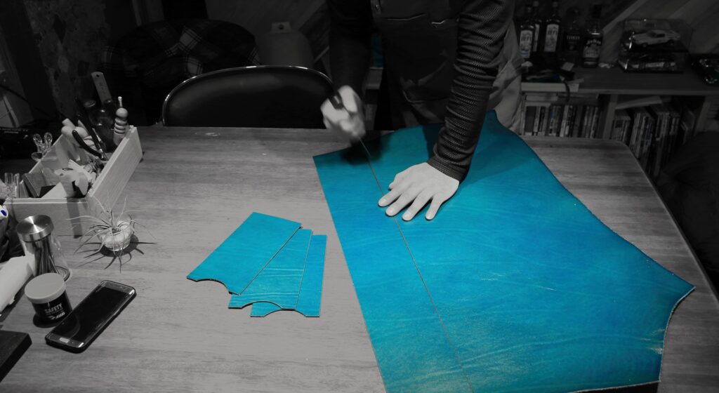 SRY Leatherのトップページ用ビジュアル。革の質感と余白を活かしたブランドの世界観を表現